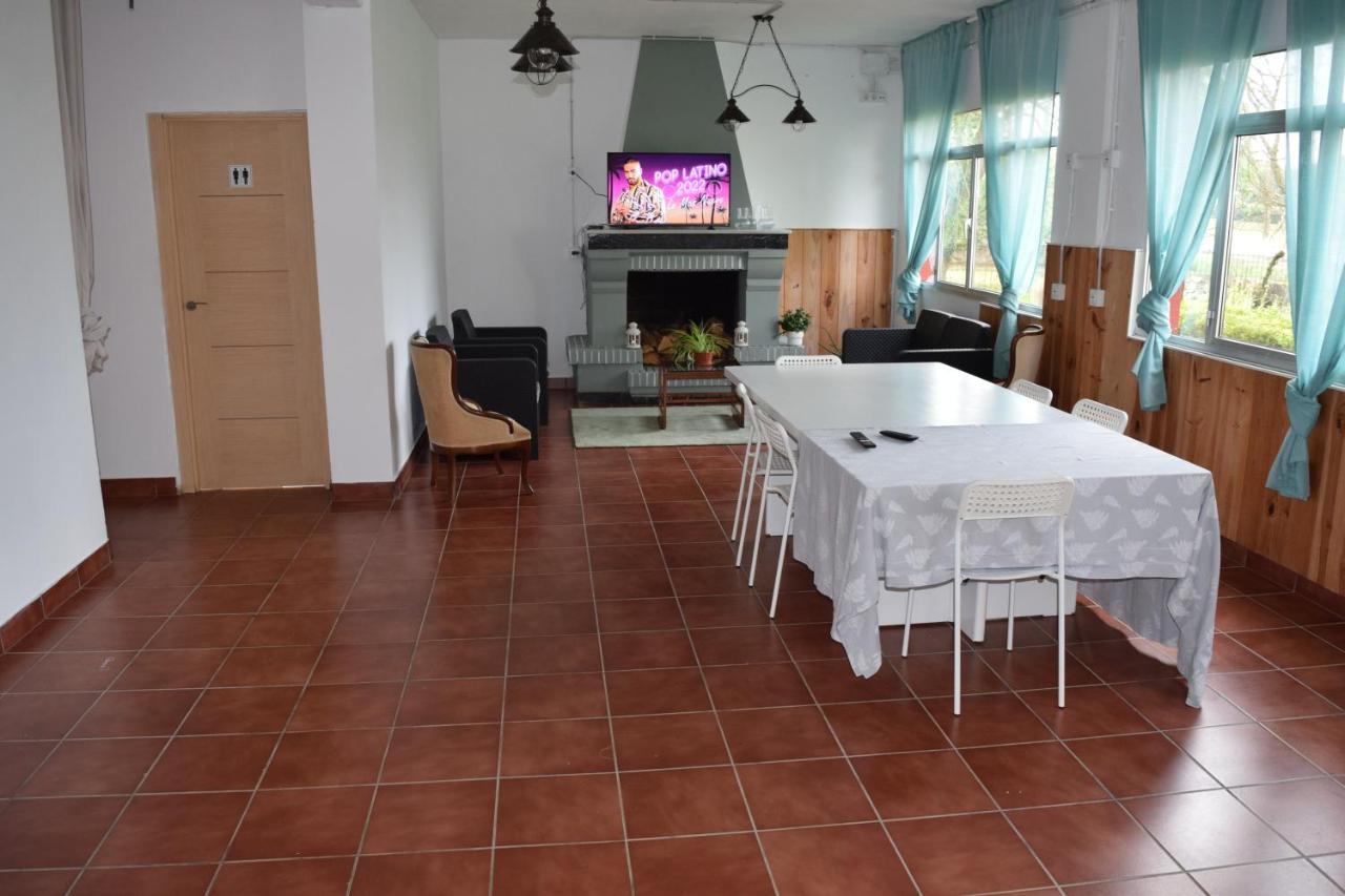 Albergue La Corona1 O Pino Esterno foto
